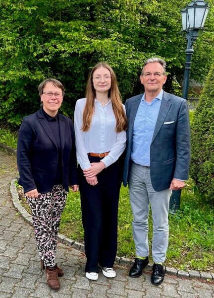 Das Foto zeigt v.l.n.r. Dr. Christina Reinhardt, Anna Nowotsch sowie Prof. Dr. Bernhard Pellens.© ifu, Seidler 
