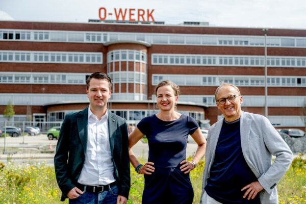 Marc Seelbach (links), Stefanie Bröring und Günther Meschke bilden den neuen dreiköpfigen Vorstand der Worldfactory. © RUB, Marquard