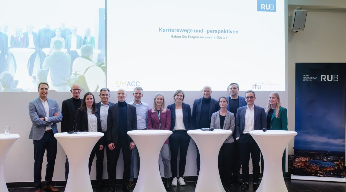 Das Foto zeigt v.l.n.r. Prof. Dr. Martin Nienhaus, Dr. Andreas Bonse, Dr. Antje Heinrich, Prof. Dr. Bernhard Pellens, Dr. Martin Seidler, Björn Helfer, WP/StB Melina Elsner, WP/StB Lydia Michelbrink, WP/StB Andreas Muzzu, Dr. Anja Pissarczyk, CPA Jens Berger, WP Max Druschke und Annika Boning. © ifu, Reck