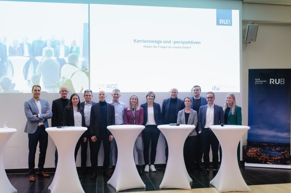 Das Foto zeigt v.l.n.r. Prof. Dr. Martin Nienhaus, Dr. Andreas Bonse, Dr. Antje Heinrich, Prof. Dr. Bernhard Pellens, Dr. Martin Seidler, Björn Helfer, WP/StB Melina Elsner, WP/StB Lydia Michelbrink, WP/StB Andreas Muzzu, Dr. Anja Pissarczyk, CPA Jens Berger, WP Max Druschke und Annika Boning. © ifu, Reck