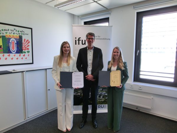 Das Foto zeigt Herrn Prof. Dr. Thorsten Knauer mir den von ihm betreuten Preisträgerinnen Frau Julia Köster (links) und Frau Dr. Svenja Marsula (rechts). © ifu, Schön