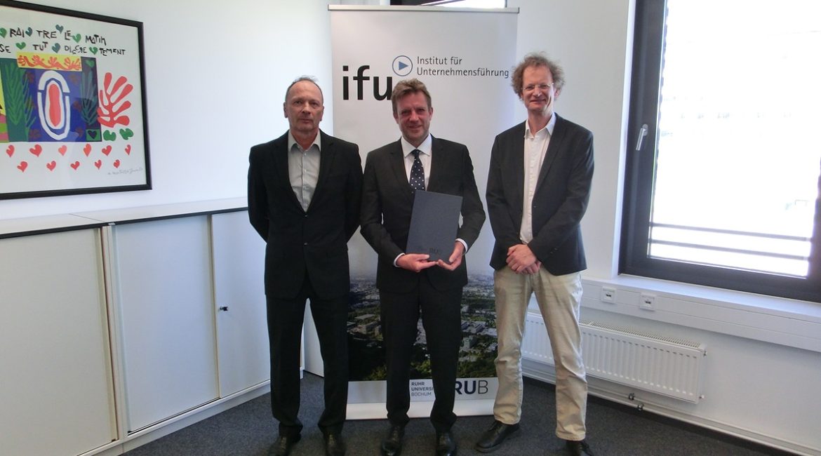 Das Foto zeigt v.l.n.r. den geschäftsführenden Direktor des ifu Herrn Prof. Dr. Heiko Müller, das neue Ehrenmitglied Herrn Ralph Reemtsma sowie Herrn Prof. Dr. Matthias Busse, den Dekan der Fakultät für Wirtschaftswissenschaft. © ifu, Schön