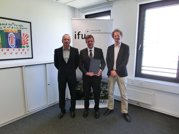 Das Foto zeigt v.l.n.r. den geschäftsführenden Direktor des ifu Herrn Prof. Dr. Heiko Müller, das neue Ehrenmitglied Herrn Ralph Reemtsma sowie Herrn Prof. Dr. Matthias Busse, den Dekan der Fakultät für Wirtschaftswissenschaft.© ifu, Schön