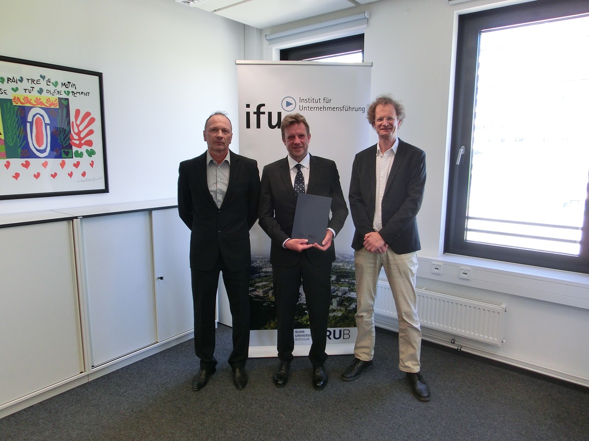 Das Foto zeigt v.l.n.r. den geschäftsführenden Direktor des ifu Herrn Prof. Dr. Heiko Müller, das neue Ehrenmitglied Herrn Ralph Reemtsma sowie Herrn Prof. Dr. Matthias Busse, den Dekan der Fakultät für Wirtschaftswissenschaft. © ifu, Schön