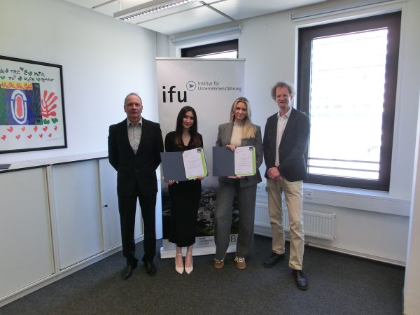 Das Foto zeigt v.l.n.r. den geschäftsführenden Direktor des ifu Herrn Prof. Dr. Heiko Müller, Frau Nicole Garbuz, Frau Laura Stratmann und Herrn Prof. Dr. Matthias Busse, den Dekan der Fakultät für Wirtschaftswissenschaft.© ifu, Schön